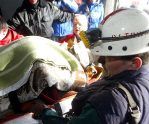 Zbigniew Nowak uratowany. Ratownicy wynoszą go z kopalni Halemba