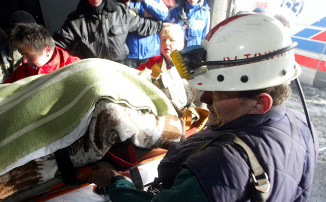 Zbigniew Nowak uratowany. Ratownicy wynoszą go z kopalni Halemba