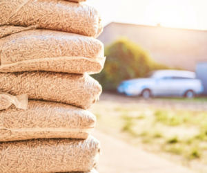 Palisz tym w piecu na pelet? Jest dwa razy taniej, ale ryzykownie