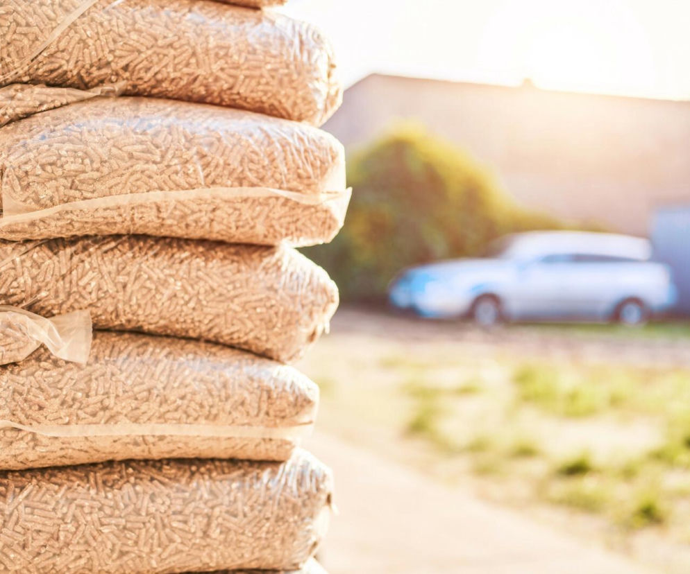 Palisz tym w piecu na pelet? Jest dwa razy taniej, ale ryzykownie