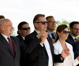 Przemysław Czarnek był królem parkietu we włoskim hotelu. Tam poznał piękną małżonkę [ZDJĘCIA]