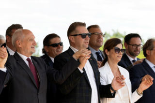 Przemysław Czarnek był królem parkietu we włoskim hotelu. Tam poznał piękną małżonkę [ZDJĘCIA]