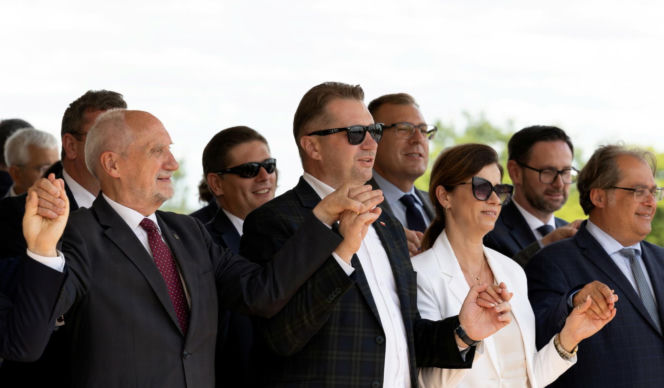 Przemysław Czarnek był królem parkietu we włoskim hotelu. Tam poznał piękną małżonkę [ZDJĘCIA]