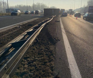 Ciężarówka przewróciła się na A4