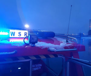 Wrocław: Koszmarny finał niegroźnej kolizji. Kobieta wysiadła z auta i spadła z mostu