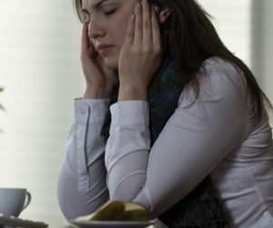 Mlaskanie wkurza cię do granic możliwości? Neurolodzy znają trik, który przynosi ulgę