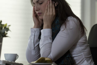 Mlaskanie wkurza cię do granic możliwości? Neurolodzy znają trik, który przynosi ulgę