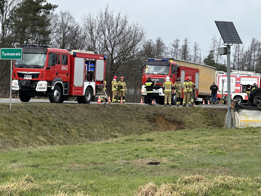 Cysterna roztrzaskała się pod Wyszkowem! Samochód na dachu, pilna akcja służb