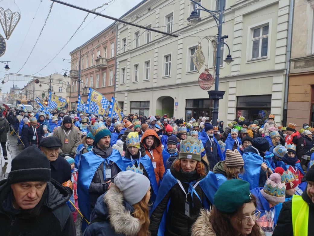 Kolorowy Orszak Trzech Króli w Łodzi. W centrum miasta pojawiło się mnóstwo osób [ZDJĘCIA]