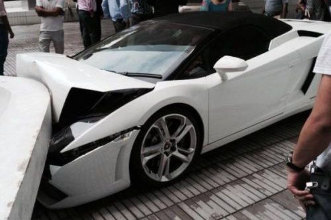 Parkingowy rozwalił Lamborghini gościa hotelu