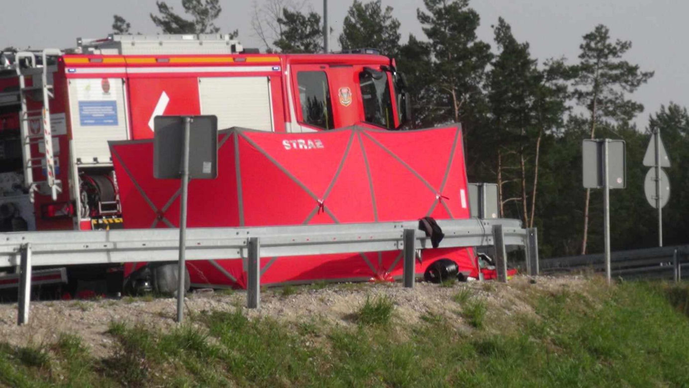 Jechał motocyklem z pasażerką. Jemu nic się nie stało, ją reanimowali ratownicy. Dramatyczny wypadek w Górze Kalwarii