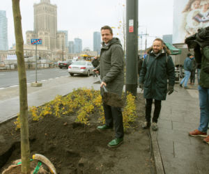 Trzaskowski przedstawił nową pełnomocniczkę. Posadzili razem pierwsze drzewo na rondzie Dmowskiego