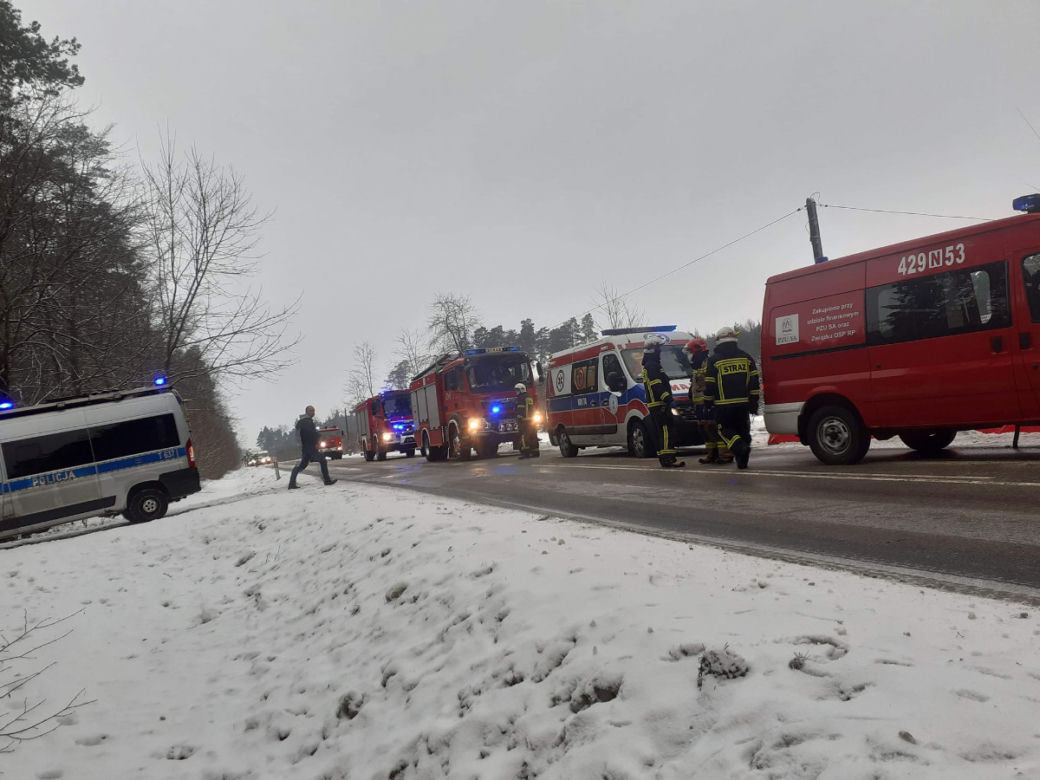Wypadek busa w Lidzbarku. Jedna osoba nie żyje
