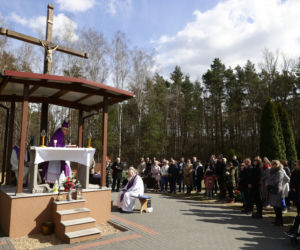 Wizyta na cmentarzu i łzy na mszy świętej. Ewa Krawczyk w pierwszą rocznicę śmierci męża