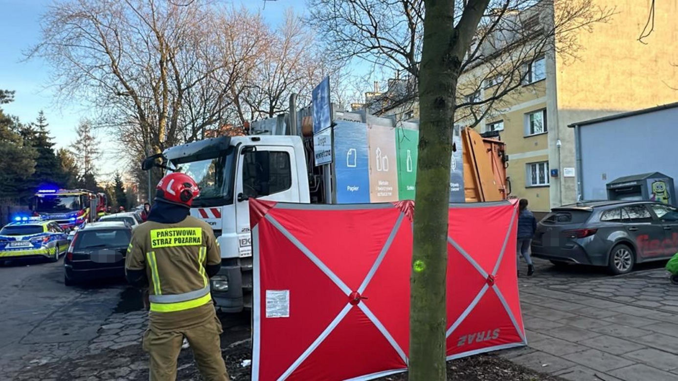 Emerytka zmiażdżona przez śmieciarkę w Warszawie. Na ulicy została plama krwi