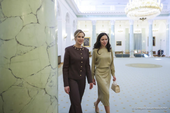 Marta Nawrocka w garniturach