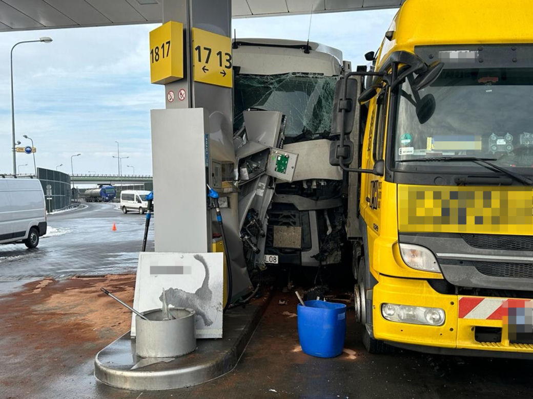 Tir roztrzaskał się na stacji paliw. Totalna demolka pod Brwinowem