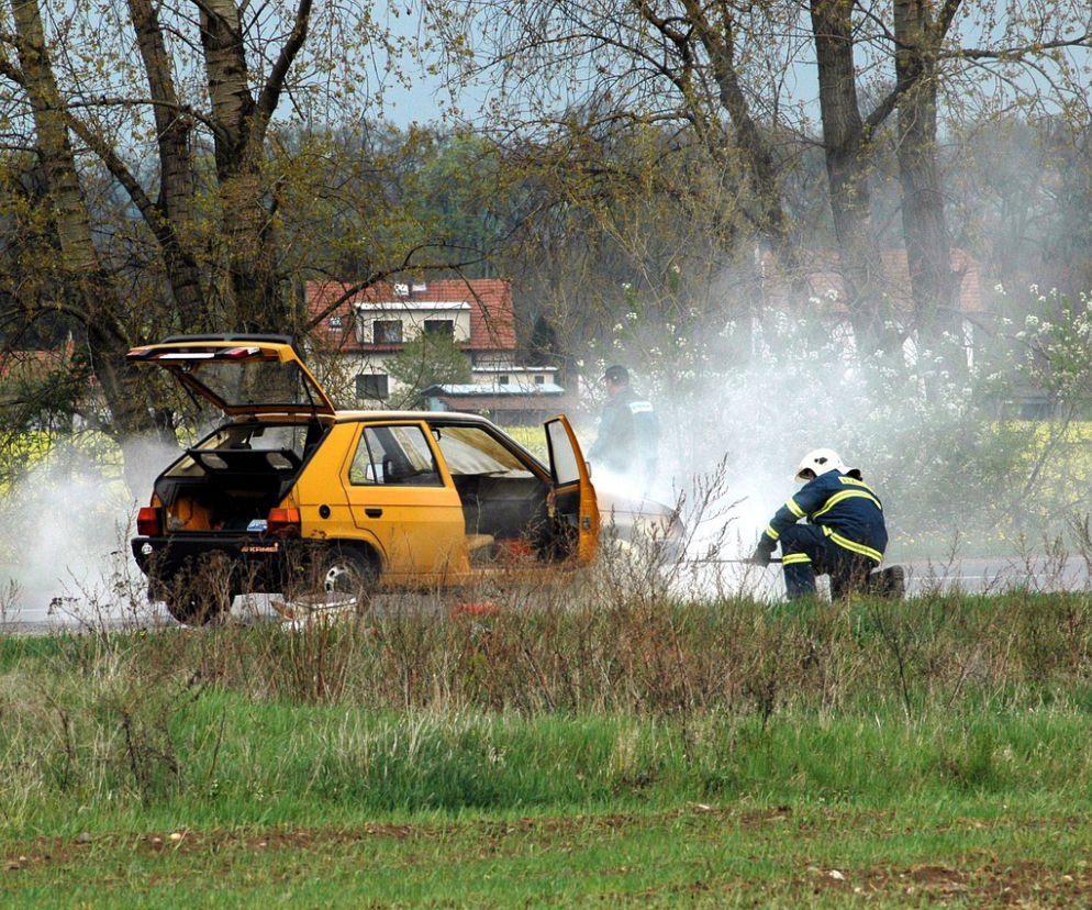 Płock. Pożar samochodu na Osiedlowej. W środku zwęglone zwłoki!