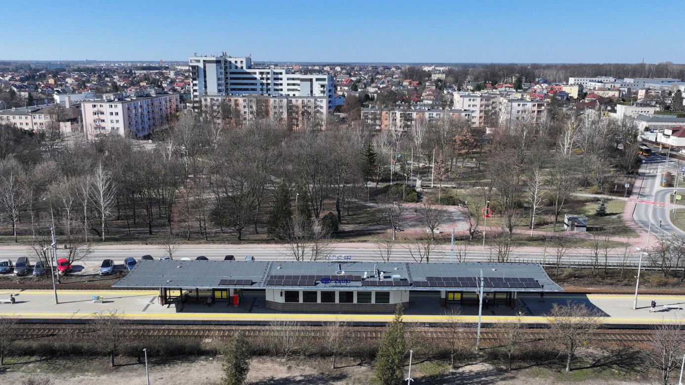 Remont dworca kolejowego pod Warszawą. Zmienił się nie do poznania - jeśli da radę to na wprowadzające przed/po dworca w Ząbkach, wcześniej był obdrapany i pomazany