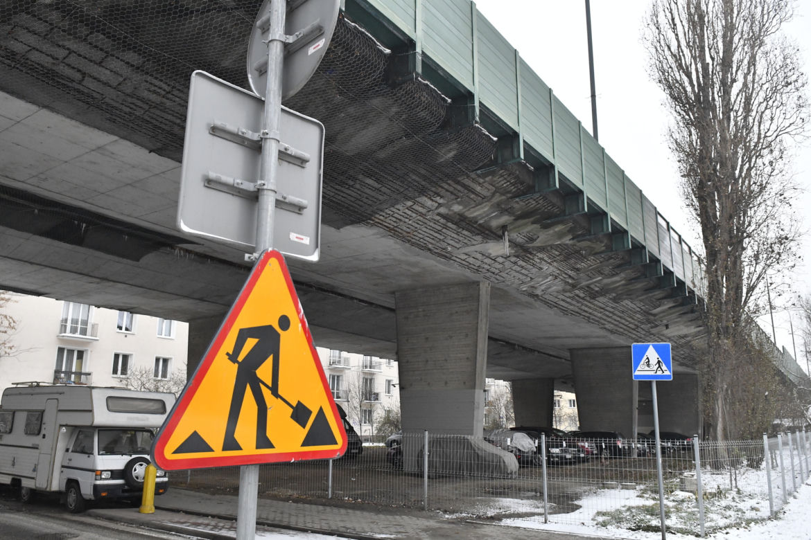 Utrudnienia na Trasie Łazienkowskiej potrwają aż do 2025 roku! Wiadukty nad Paryską do remontu 