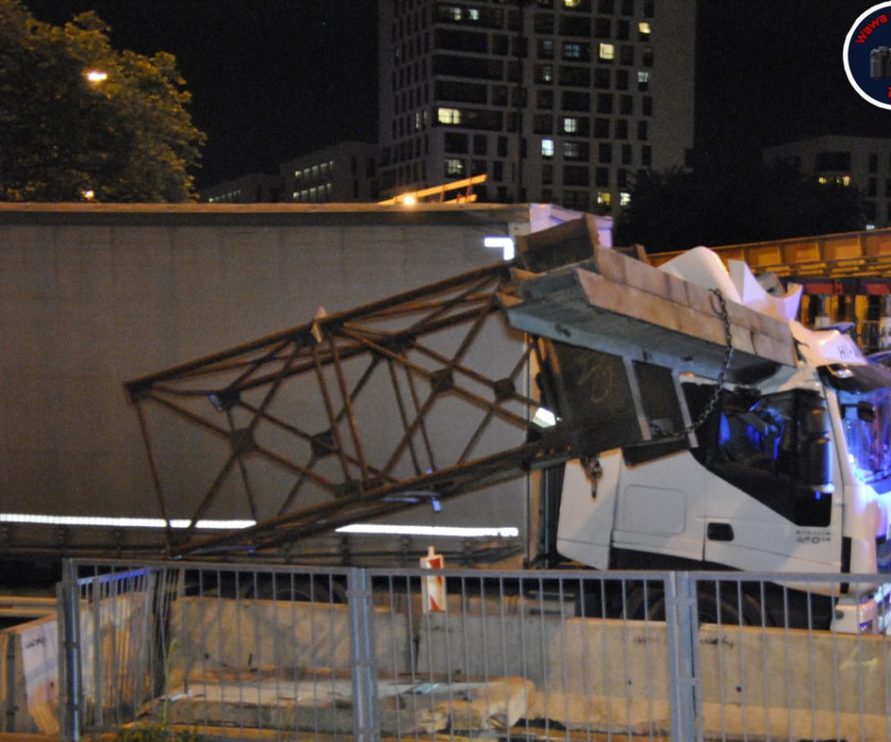Warszawa. TIR uderzył w stalową belkę pod nowo budowany wiadukt