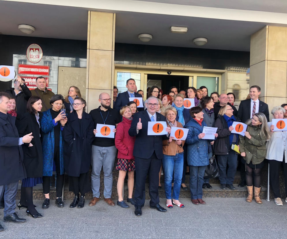 Organizatorami akcji są Warszawscy Obywatele Kultury, a współorganizatorami - warszawskie komisje OZZ Inicjatywa Pracownicza i Inicjatywa Warszawa 2020.