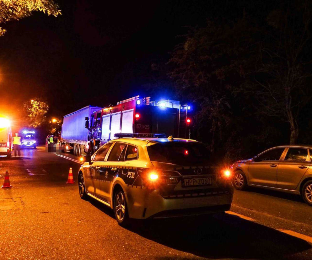 Tragedia w Zabrzu. Pieszy został potrącony przez ciężarowkę, gdy przebiegał przez ulicę koło przystanku [ZDJĘCIA]