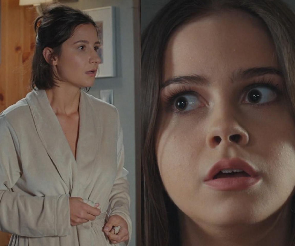 Zszokowana Agnes (Amanda Mincewicz) w beżowym szlafroku oraz zbliżenie na twarz Basi (Karina Woźniak) z wytrzeszczonymi oczami, obie z M jak miłość. Zdjęcie ilustruje moment odkrycia prawdy o pokrewieństwie sióstr w serialu, o czym więcej przeczytasz na Super Seriale.