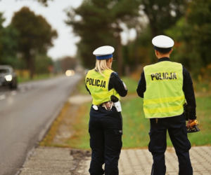 Policjanci nie wierzyli własnych oczom. 14-latek za kierownicą auta! Wiózł mamę i 8-latka