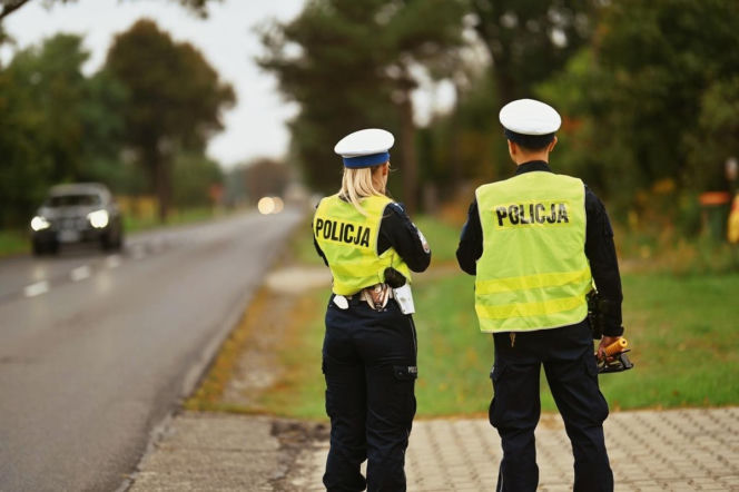 Policjanci nie wierzyli własnych oczom. 14-latek za kierownicą auta! Wiózł mamę i 8-latka