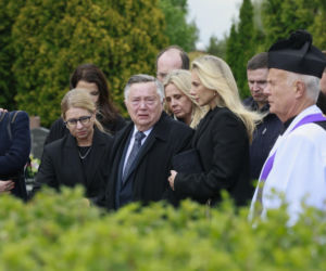 Na Wspólnej odc. 4268. Pogrzeb Marii Zięby. Włodek (Mieczysław Hryniewicz), Renata (Marta Jankowska), Monika (Sylwia Gliwa)