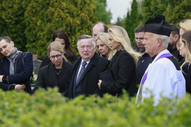 Na Wspólnej odc. 4268. Pogrzeb Marii Zięby. Włodek (Mieczysław Hryniewicz), Renata (Marta Jankowska), Monika (Sylwia Gliwa)
