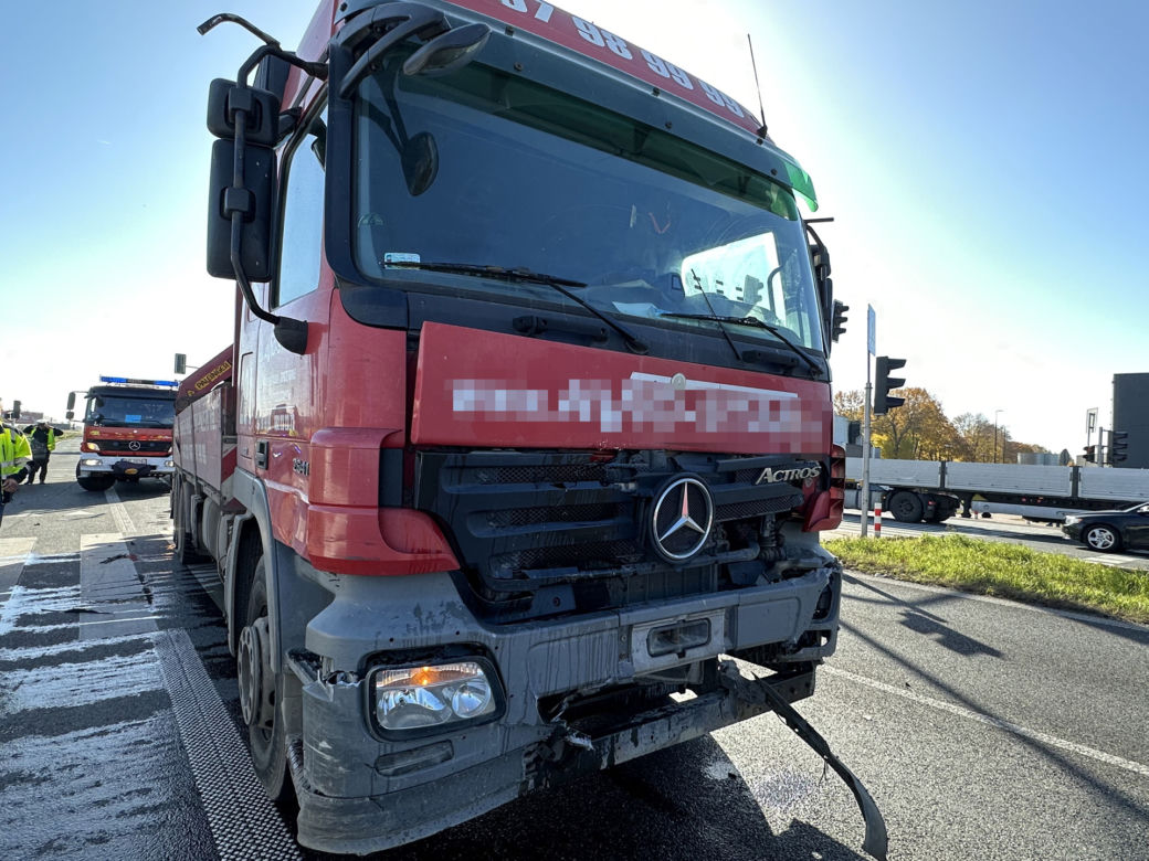 Groźny wypadek w Palmirach. Ciężarówka wbiła się w forda