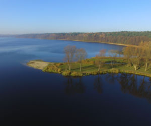 Widok cypla nad jeziorem Lidzbarskim z lotu ptaka. To miejsce jest niesamowite!