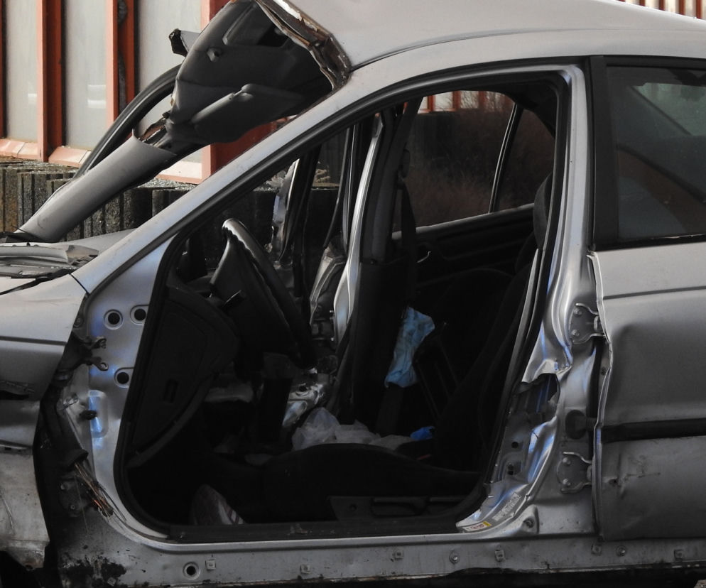 Honda uderzyła w barierę, auto niemal przecięło na pół