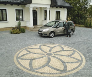Podjazd do garażu. Sprawdź, czy kostka brukowa wytrzyma duże obciążenie