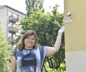 Chuligan niszczy samochody mieszkańcom Woli