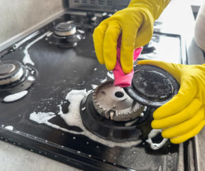 Wpuść 10 kropli i nasmaruj brudne palniki. Przypalony brud odpadnie sam. Sposób na wyczyszczenie palników kuchenki gazowej