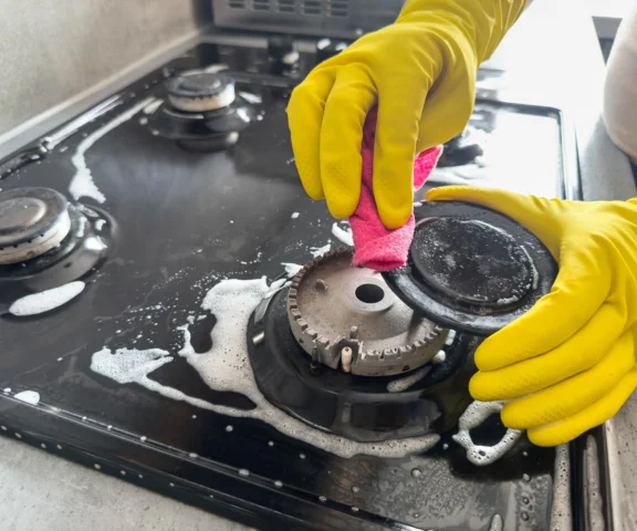 Wpuść 10 kropli i nasmaruj brudne palniki. Przypalony brud odpadnie sam. Sposób na wyczyszczenie palników kuchenki gazowej