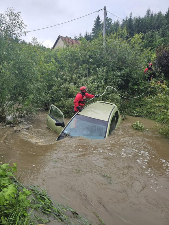 Samochód porwał nurt potoku. Tragiczna śmierć kierowcy 