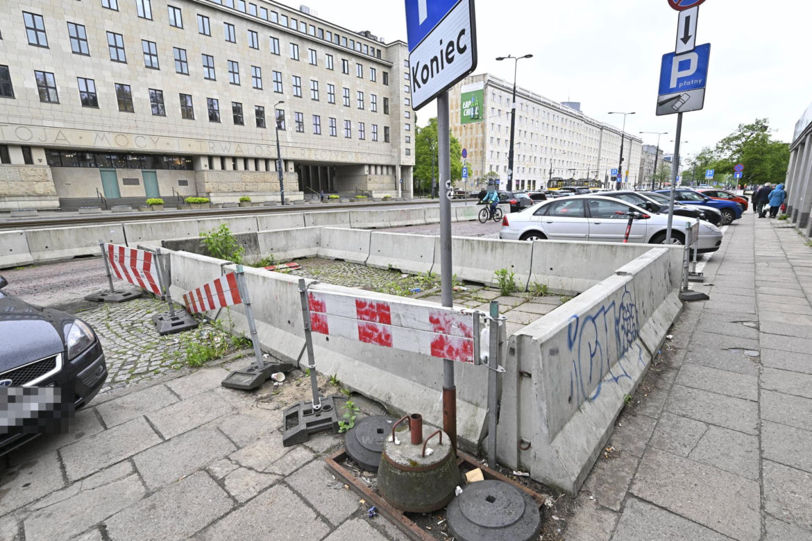 „Super Express” obchodzi siódme urodziny dziury przy al. Solidarności. Kto ma ją naprawić? Wspólnota mieszkaniowa atakuje miasto