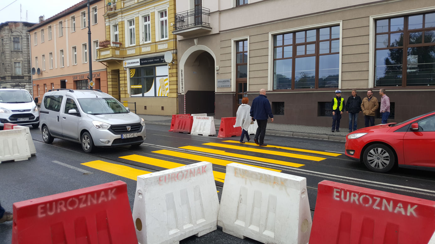 Przejście na "dziko" na ulicy Focha. Kiedyś dojdzie tu do tragedii