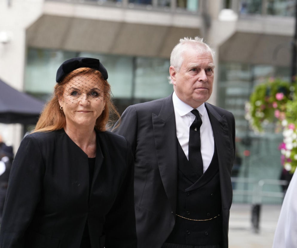 Andrzej Mountbatten-Windsor i Sarah Ferguson w czarnych strojach. O planach pochówku arystokraty przeczytasz na Eska.
