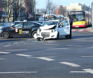 Zderzenie suzuki z karetką na sygnale na skrzyżowaniu Zamienieckiej z Ostrobramską