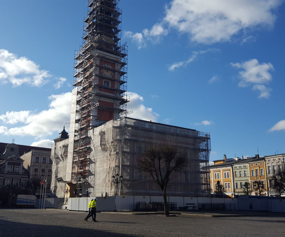 Odzierają ratusz ze skóry. Trwa remont nawjażniesjzego budynku w Lesznie