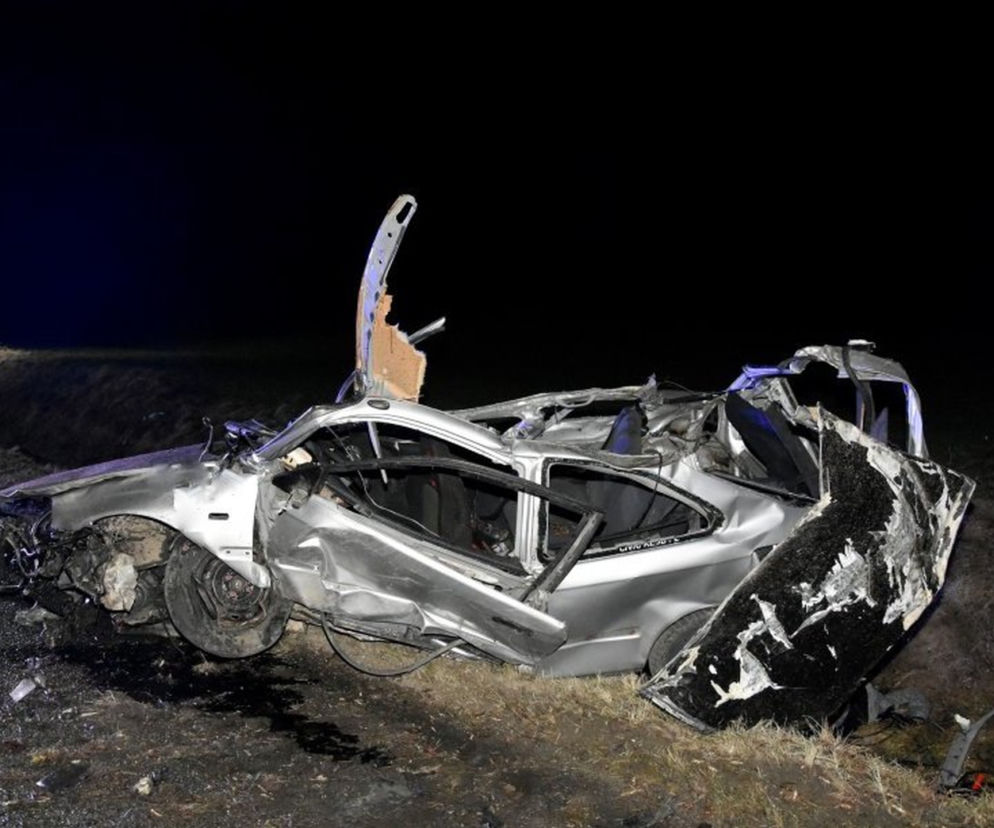 Pijany 19-latek uderzył autem w  betonowy przepust i wzbił się w powietrze