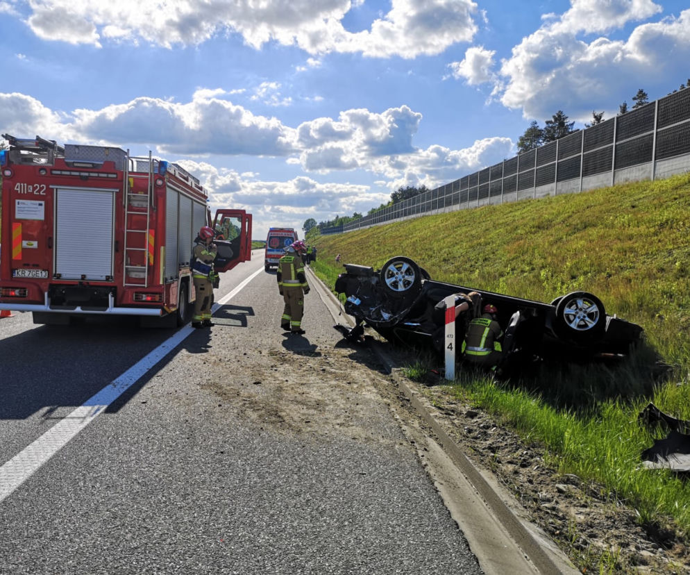 Kierowca mercedesa usnął i uderzył w hondę. Samochód dachował, w środku była kobieta z dzieckiem