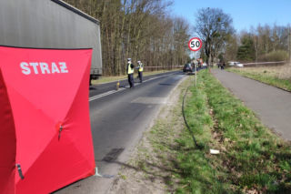 Śmiertelny wypadek w Dąbrowie Chełmińskiej! 57-letni motocyklista zderzył się z TIR-em