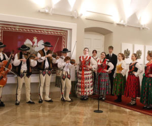 W Pałacu Prezydenckim już święta. Marta Nawrocka z rodziną ubierała choinkę