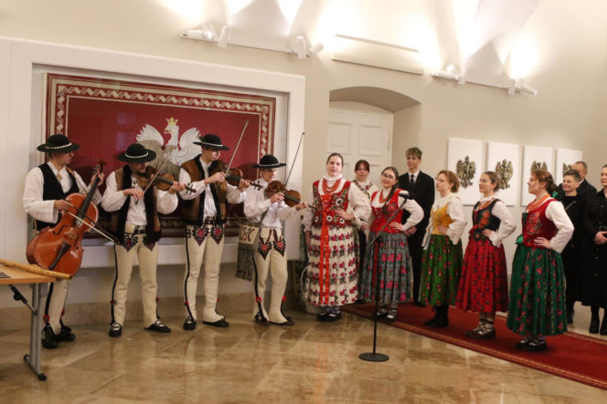 W Pałacu Prezydenckim już święta. Marta Nawrocka z rodziną ubierała choinkę